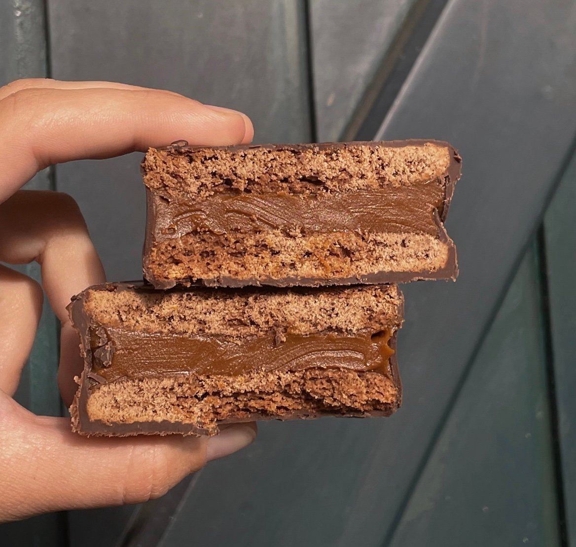 Delicious Alfajores Mardel Negro featuring creamy dulce de leche between cocoa biscuits.