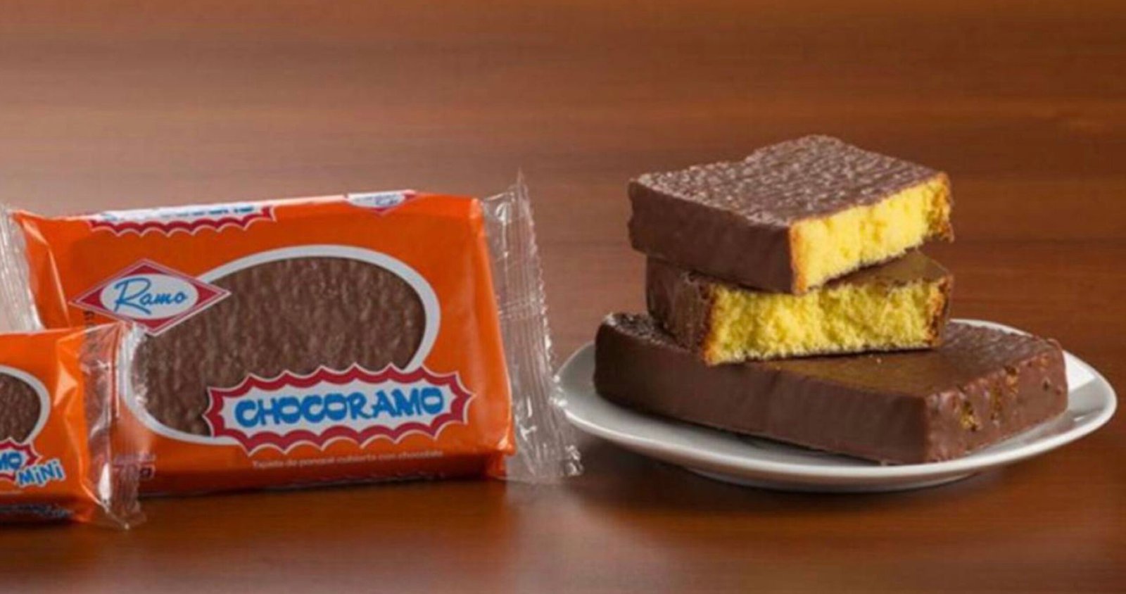 Ramo Chocoramo biscuits in chocolate coating with cake layers, displayed on a plate and packaging.